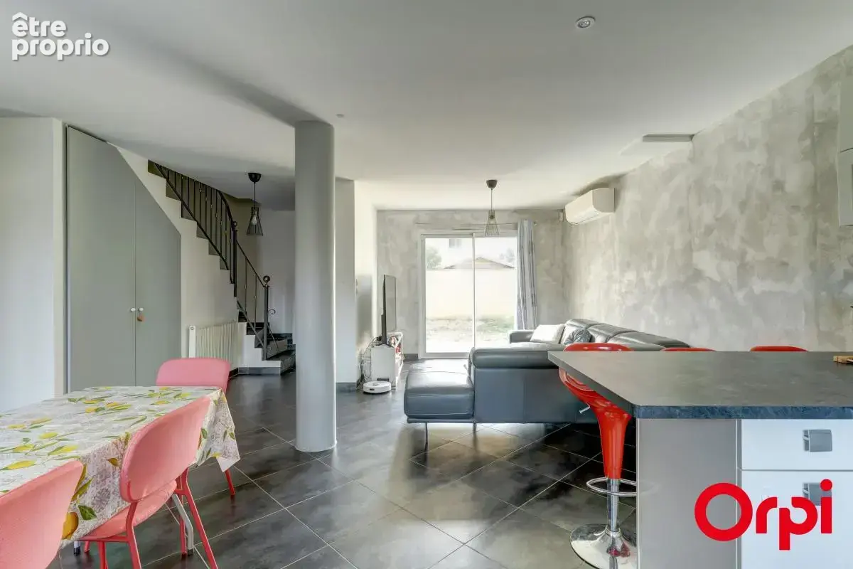 Maison récente de 105 m² avec quatre chambres sur un terrain de 317 m² à Vaulx-en-Velin - photo 4