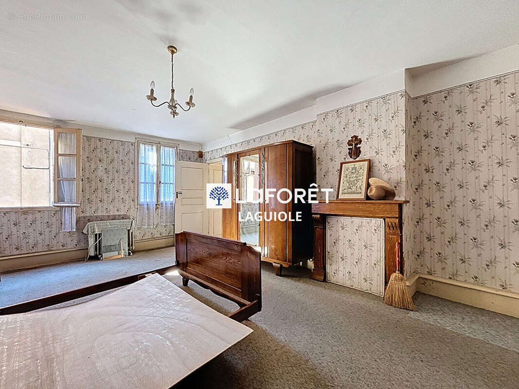 Maison à ENTRAYGUES-SUR-TRUYERE