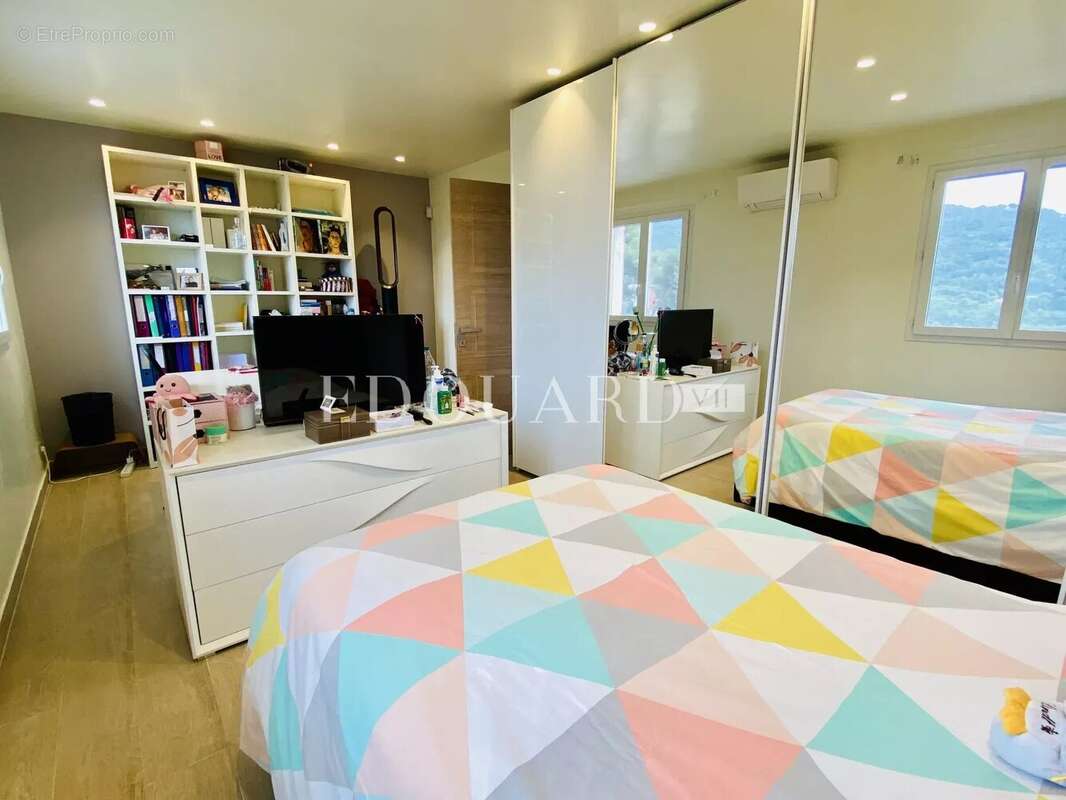 Splendide propriété de 300 m² en excellent état avec home cinéma, superbe piscine et pool house - photo 13