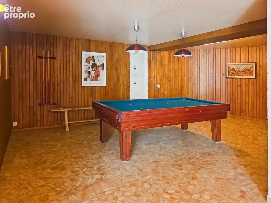  Un cadre de vie privilégié Édifiée sur un terrain de plus de 6 780 m², entièrement clos et paysager, cette propriété vous garan - photo 14