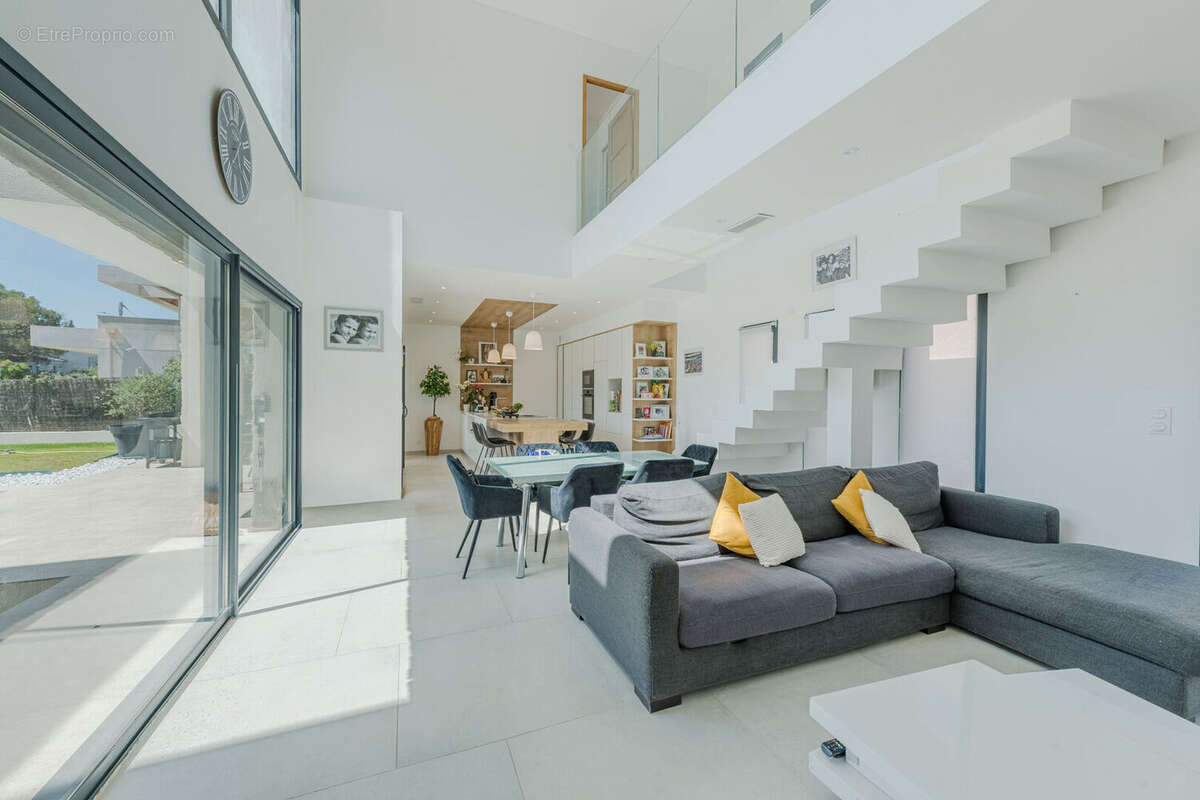 Résidentiel belle villa d'architecte offrant 235 m² , jardin avec piscine, St Raphael les Plaines - photo 3