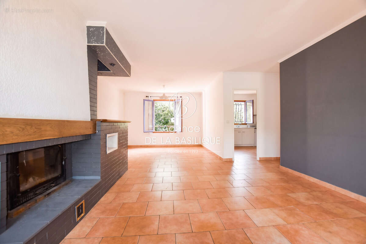 Maison 165 m² à Saint-Maximin-La-Sainte-Baume  - photo 8