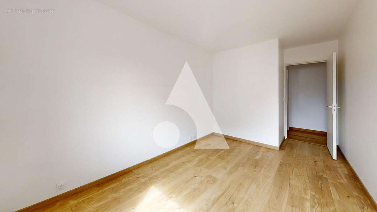Appartement trois pièces avec balcon et cave Rue des Fauvelles 70 m2 - photo 6