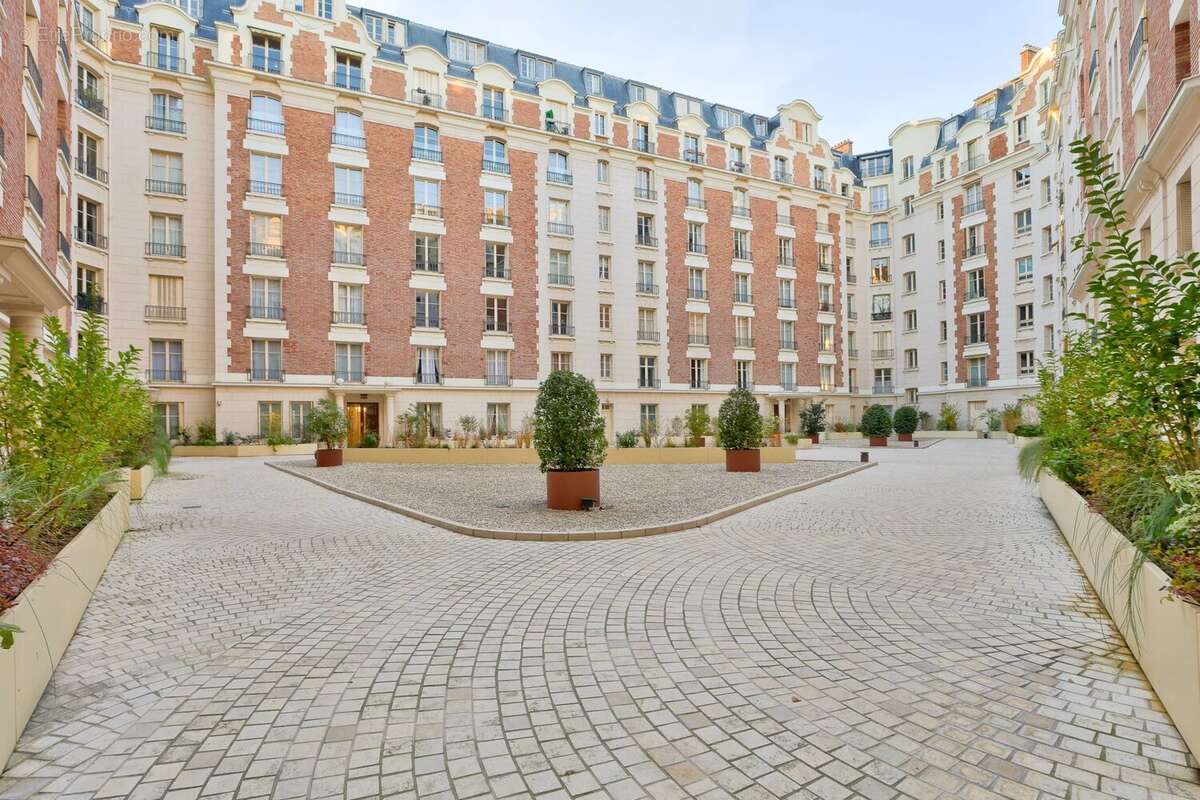 Appartement à NEUILLY-SUR-SEINE