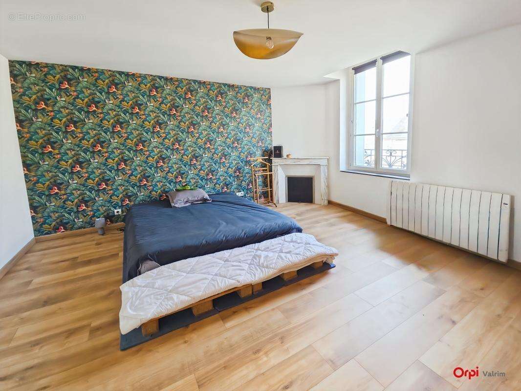  Maison de ville de 4 pièces – Fort potentiel, cour et dépendance  Idéalement située au cœur d'une commune dynamique, découvrez  - photo 7