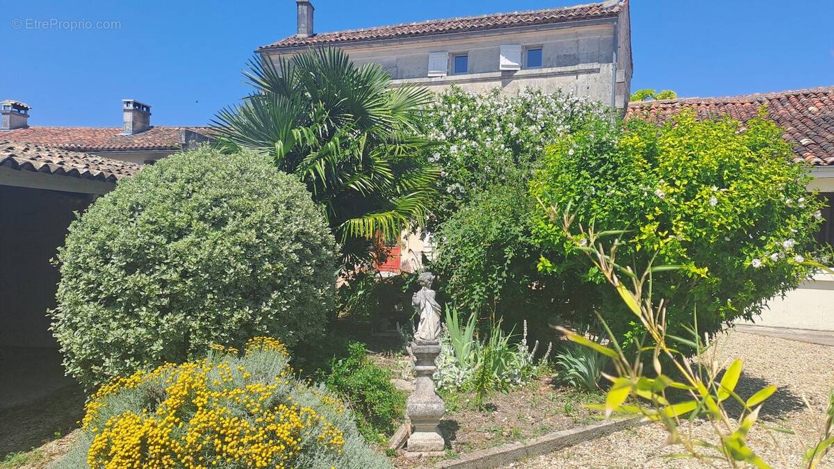 Maison à SAINT-MEME-LES-CARRIERES