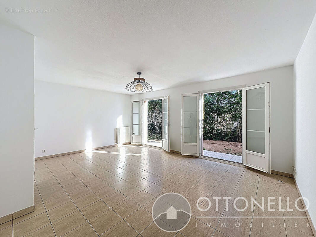 Maison à ROQUEBRUNE-SUR-ARGENS