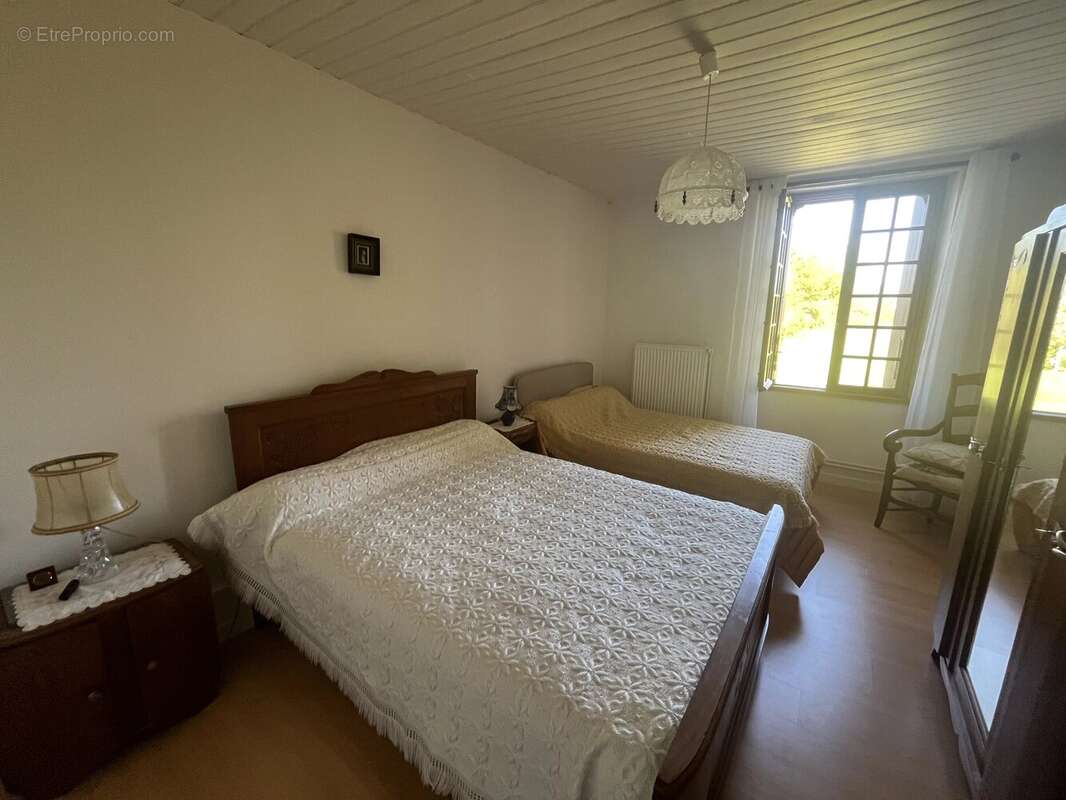 Superbe maison de campagne avec plus de 8 hectares et des boxes à chevaux - photo 9