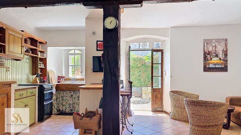 Maison de caractère en pierre, 3 chambres, jardin, terrasse et garage – Charme authentique au cœur d’un village calme entouré de - photo 3
