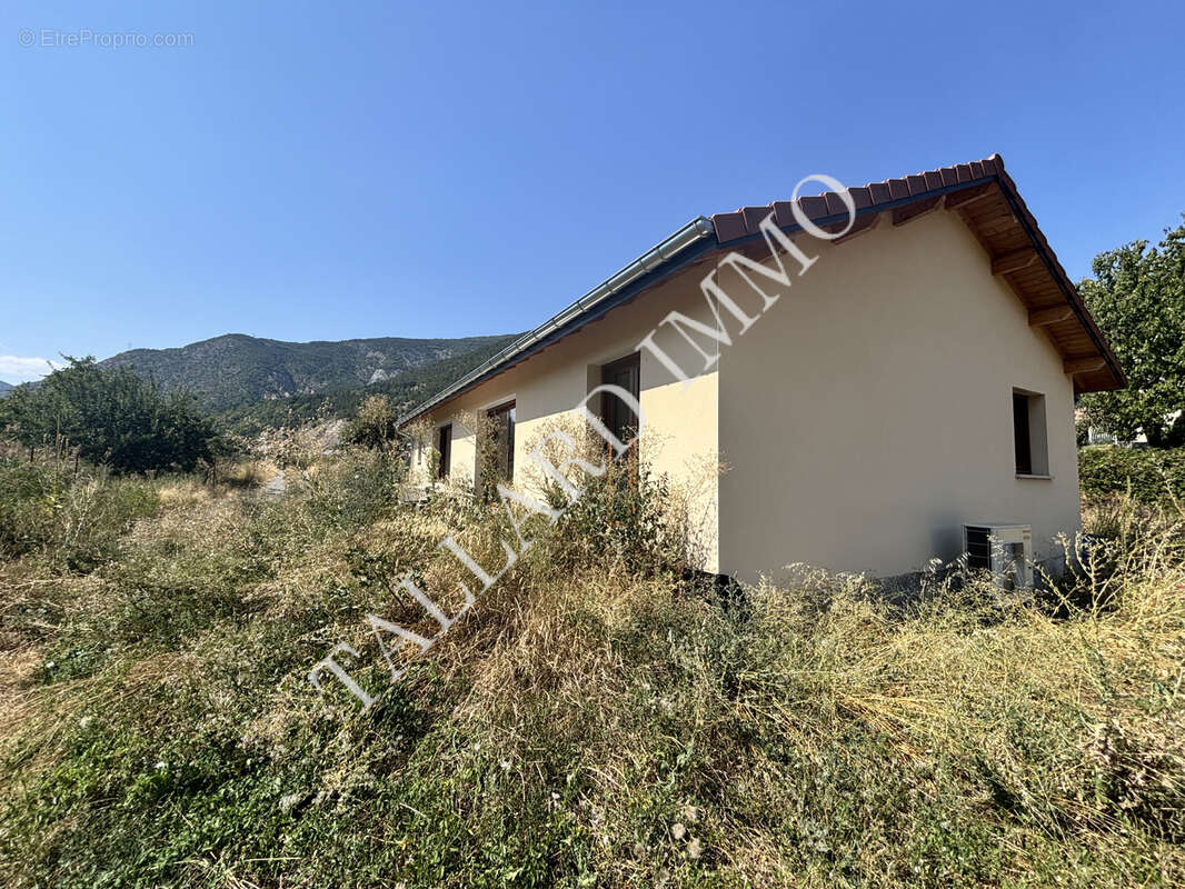 Espinasses, Maison de plain pied hors d'eau hors d'air sur terrain 1839 m2 - photo 2
