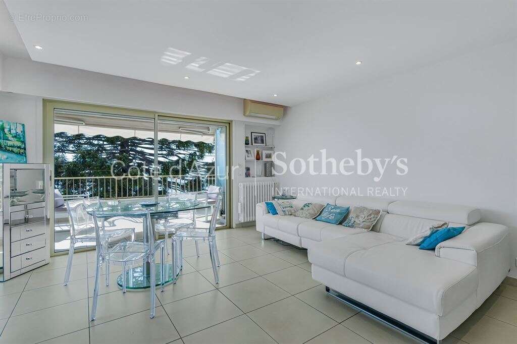Golfe-Juan, appartement rénové en étage élevé avec terrasse et vue mer panoramique - photo 4