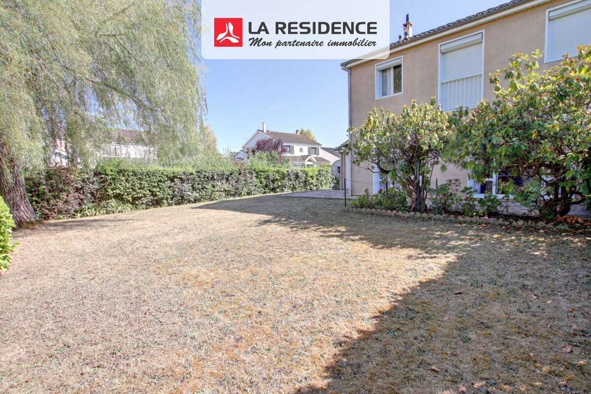 Maison 135 m² à Le Mesnil-Saint-Denis  - photo 3