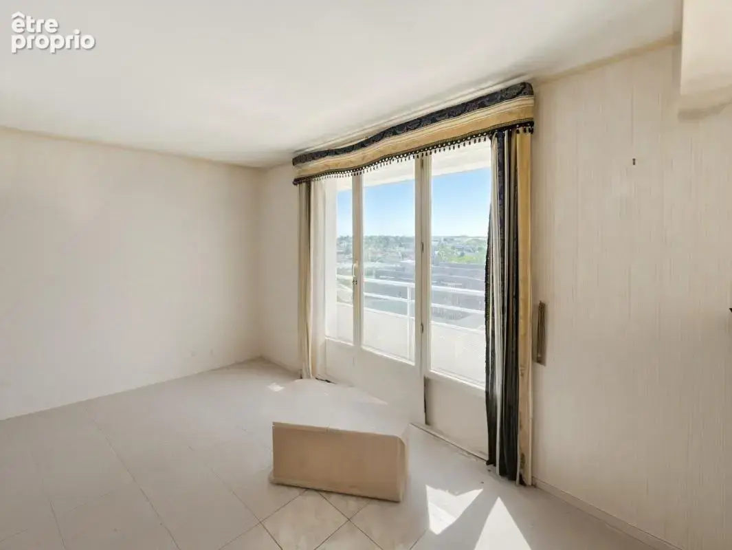 Appartement T3/T4 Orléans 71m²  Balcon & Vue 6e étage  Proche Tram & Commerces  Ravalement récent  Possibilité 3 chambres  Idéal - photo 3