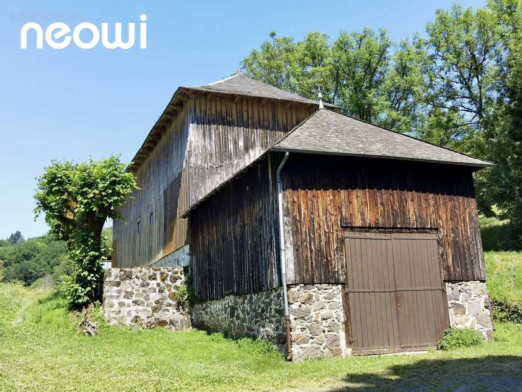 Commerce à VIC-SUR-CERE