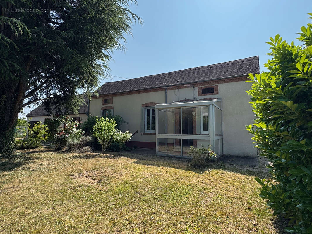 Maison à SAINT-REMY-EN-ROLLAT