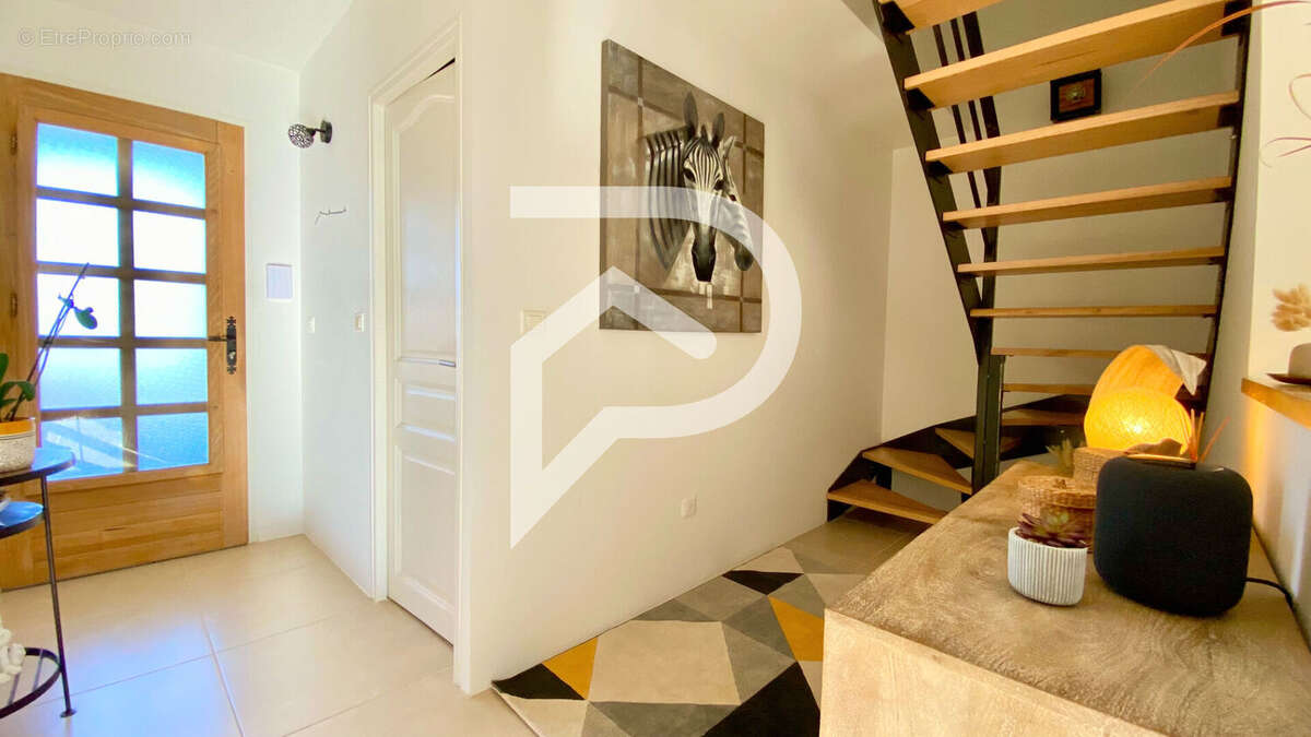 Maison à LE PUY-SAINTE-REPARADE