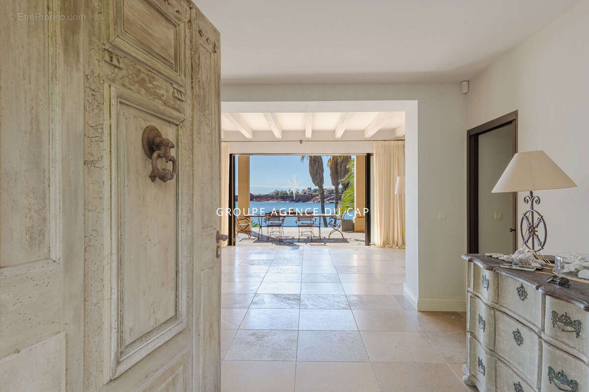 Superbe villa pieds dans l' eau avec acces prive a la plage - photo 3