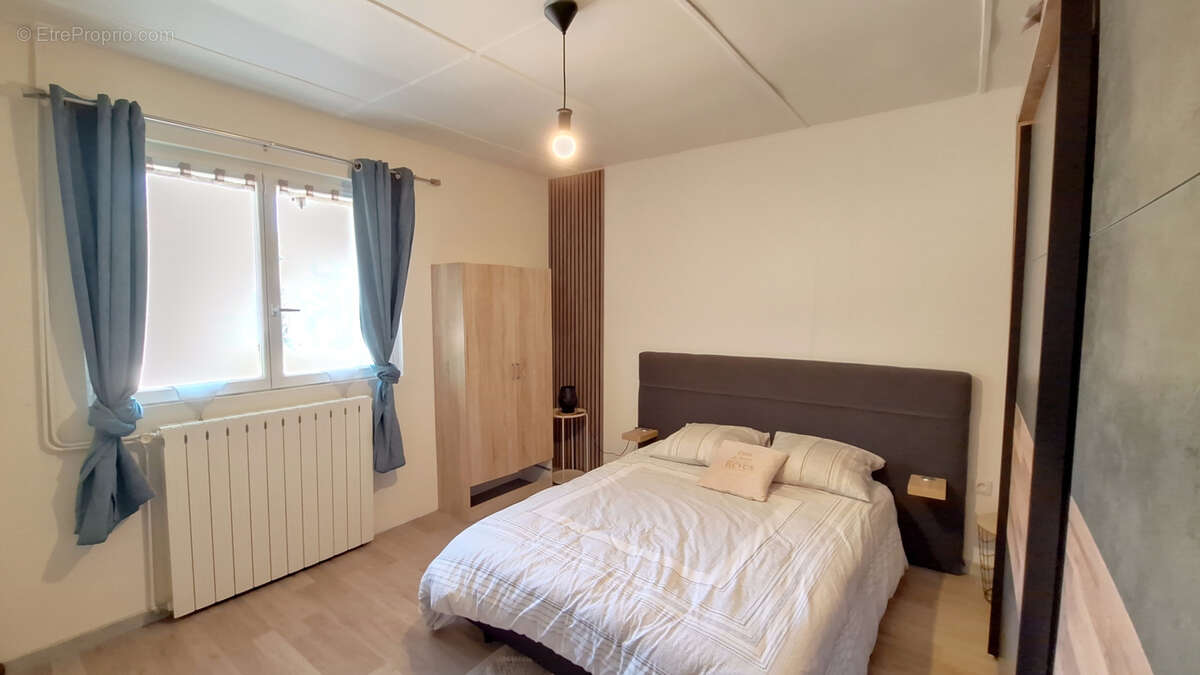 Maison en pierre rénovée avec dépendances et fort potentiel - photo 13