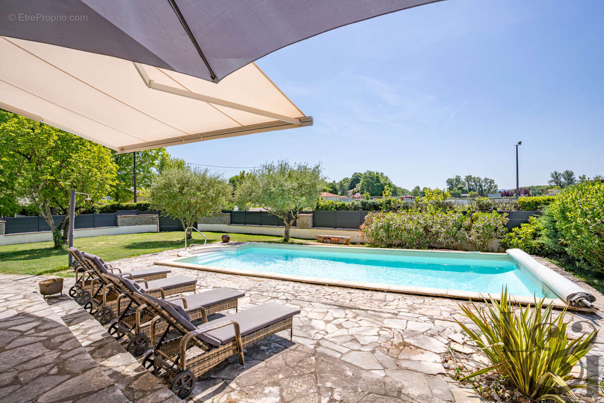 A vendre secteur Casseneuil belle villa de caractère de 7 pièces, avec piscine. - photo 5