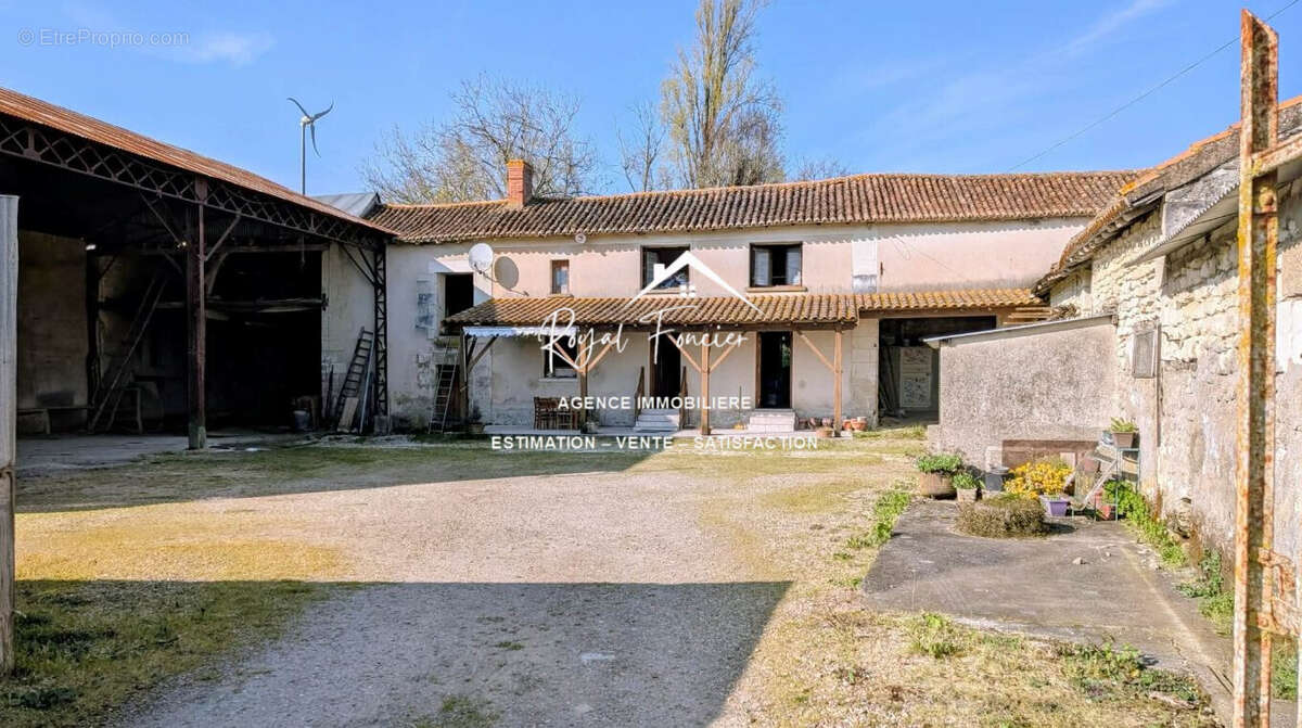 Maison à SAINT-GENEST-D'AMBIERE