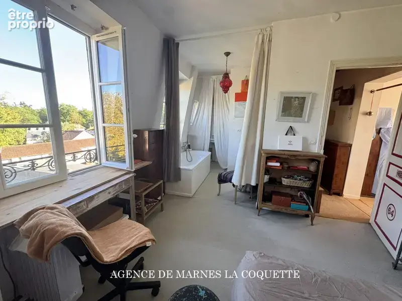 Marnes-la-coquette. Village. - photo 7