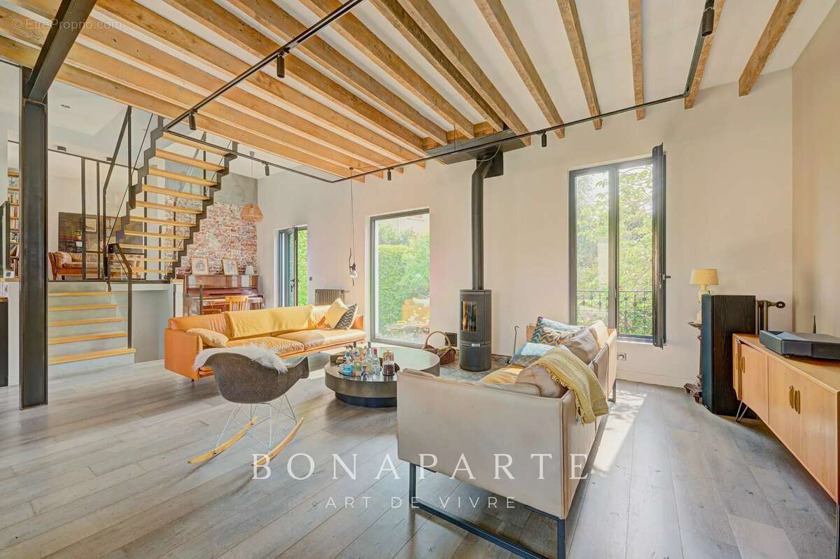 Suresnes – Élégante maison familiale de 210 m² avec jardin paysager et garage - photo 5