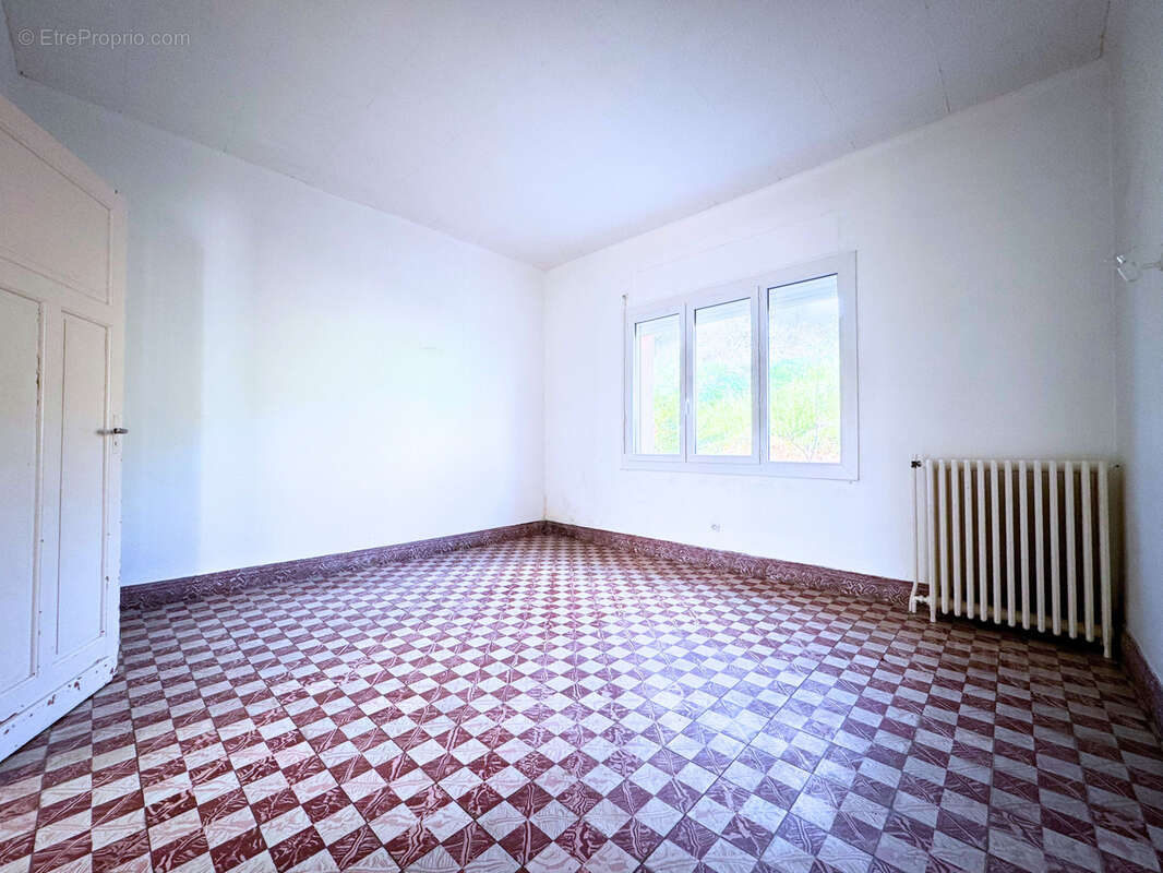Immeuble de rapport 2 t4 + 7 garages   le bousquet-d'orb 34260 - photo 9
