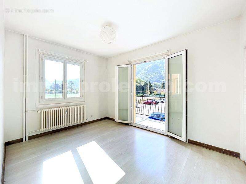 Appartement_Saint_Jeoire__grand_espace_proche_ecole_genève_frontière_suisse_ceva_bus_commerces_lumineux_calme_Balcon_extérieur_séjour_salon_cuisine_chambre_1_2_salle_de_bains_