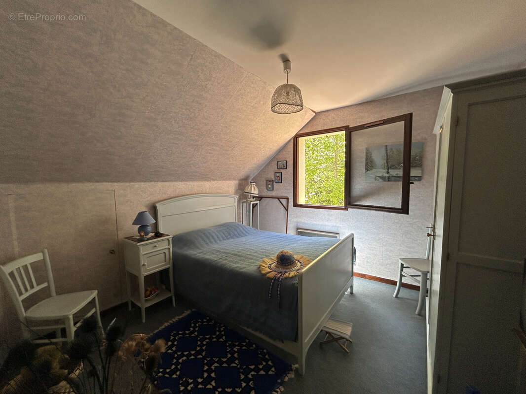 Propriété boisée, close, sans voisins proches : maison avec tourelle, garage - photo 14