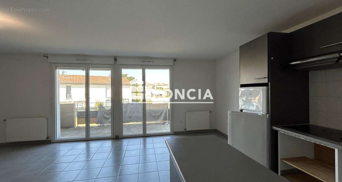 Appartement à PINS-JUSTARET