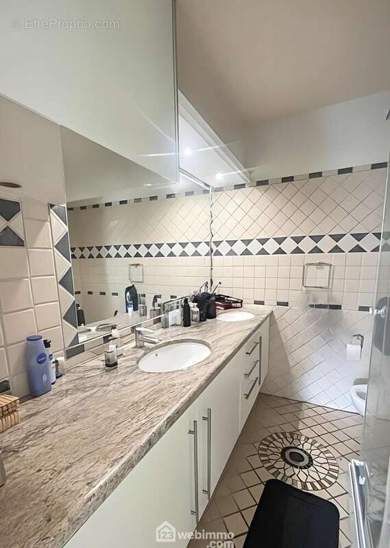Salle de douche avec toilettes attenante à la chambre. - Appartement à SAINTE-MAXIME