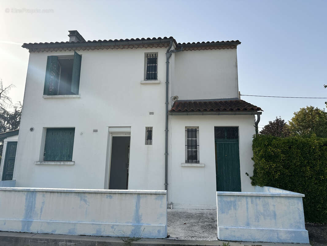 Maison à LA ROCHE-CHALAIS