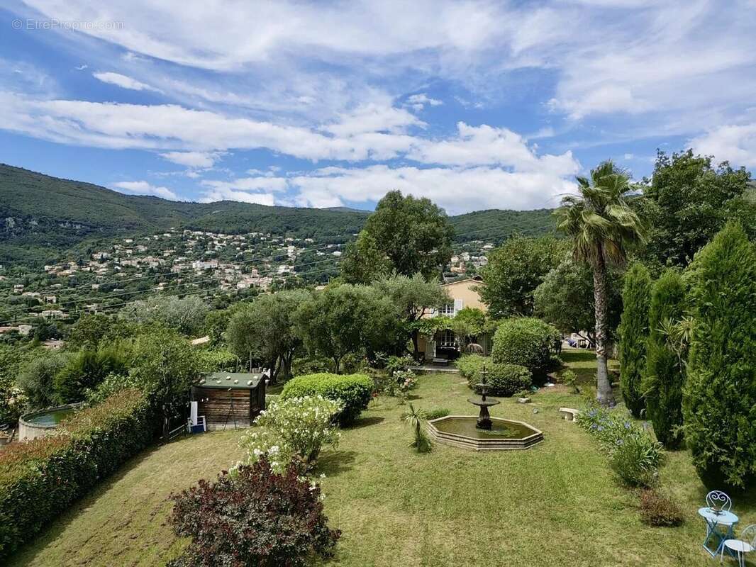 Maison à CHATEAUNEUF-GRASSE