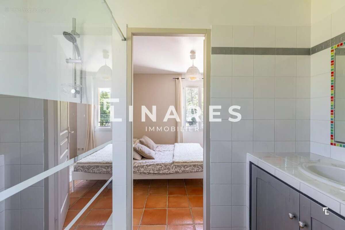 ÉVIDENCE- Maison T6 de 180m2 - Piscine - Terrain de 1000m2 - Garage - 13720 BELCODENE - photo 15