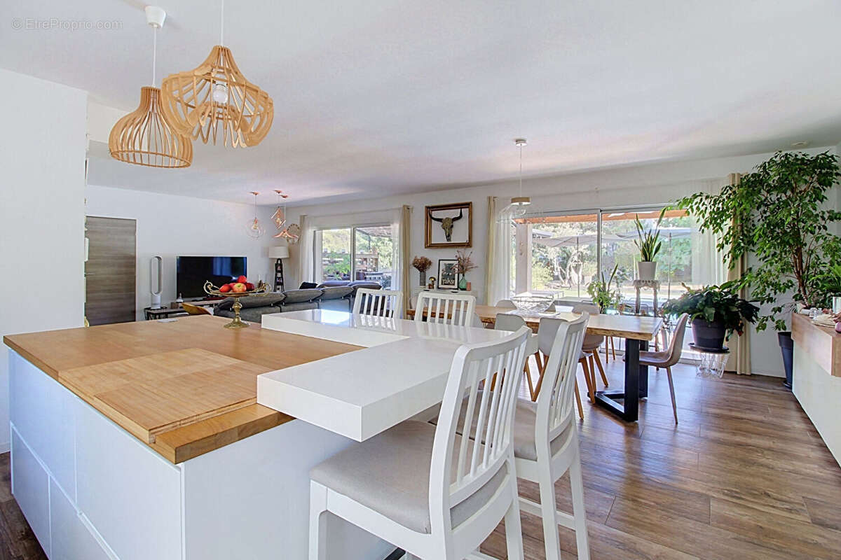 A VENDRE ! Maison contemporaine à Draguignan de 159 m² avec piscine et double garage - photo 8