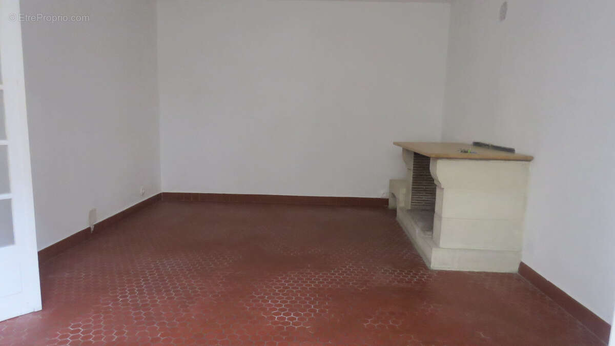 Ensemble immobilier de 2 maisons (en pierres et mitoyennes) avec une grange (en pierres) Secteur SAINT RAPHAEL - photo 6