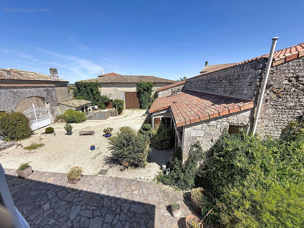 Maison à MONTIGNAC-CHARENTE