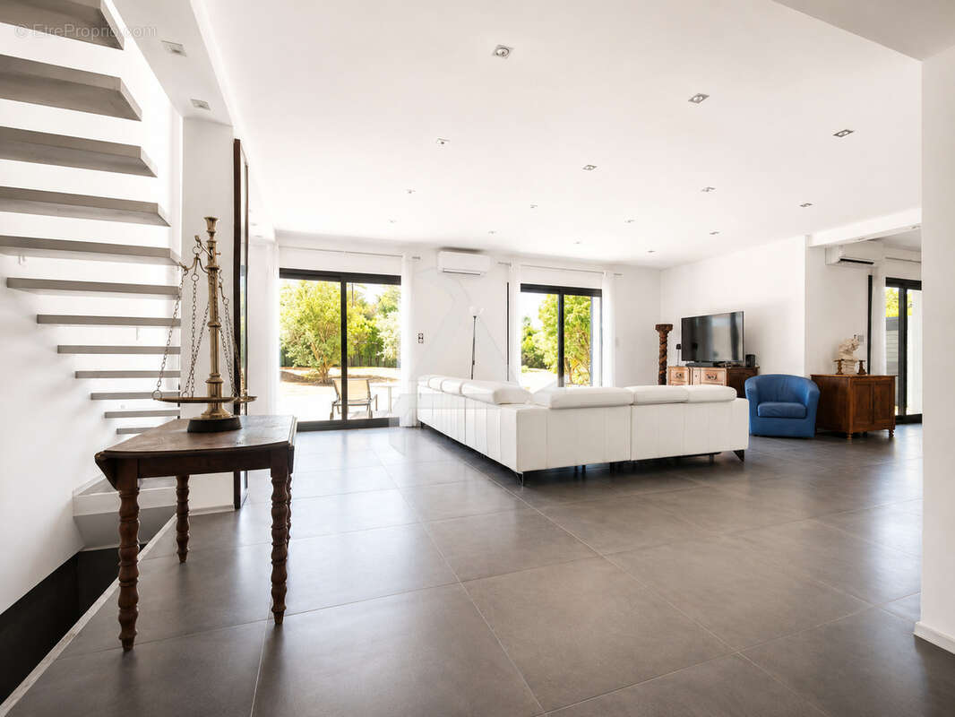 Villa t7 de 211m2 contemporaine avec piscine sous-sol aménagé et chambre indépendante - photo 13