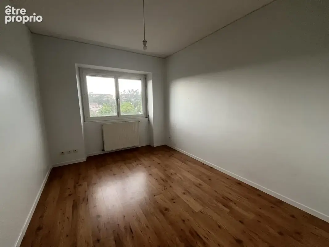 Appartement 300 m² à Saint-Just-Saint-Rambert  - photo 8