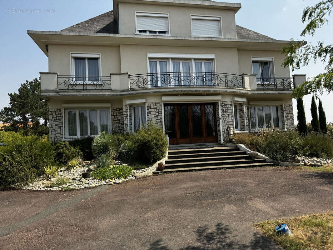 Maison 248 m² à Saint-Varent  - photo 2