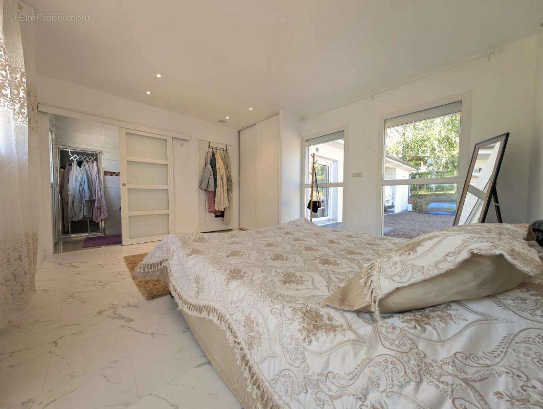 Maison à SAINT-CYR-DE-FAVIERES