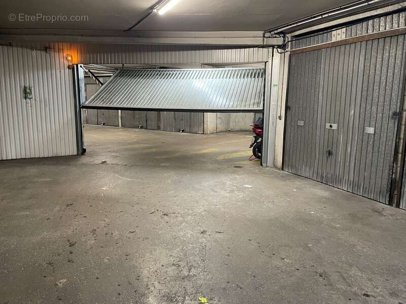 Parking à PARIS-18E