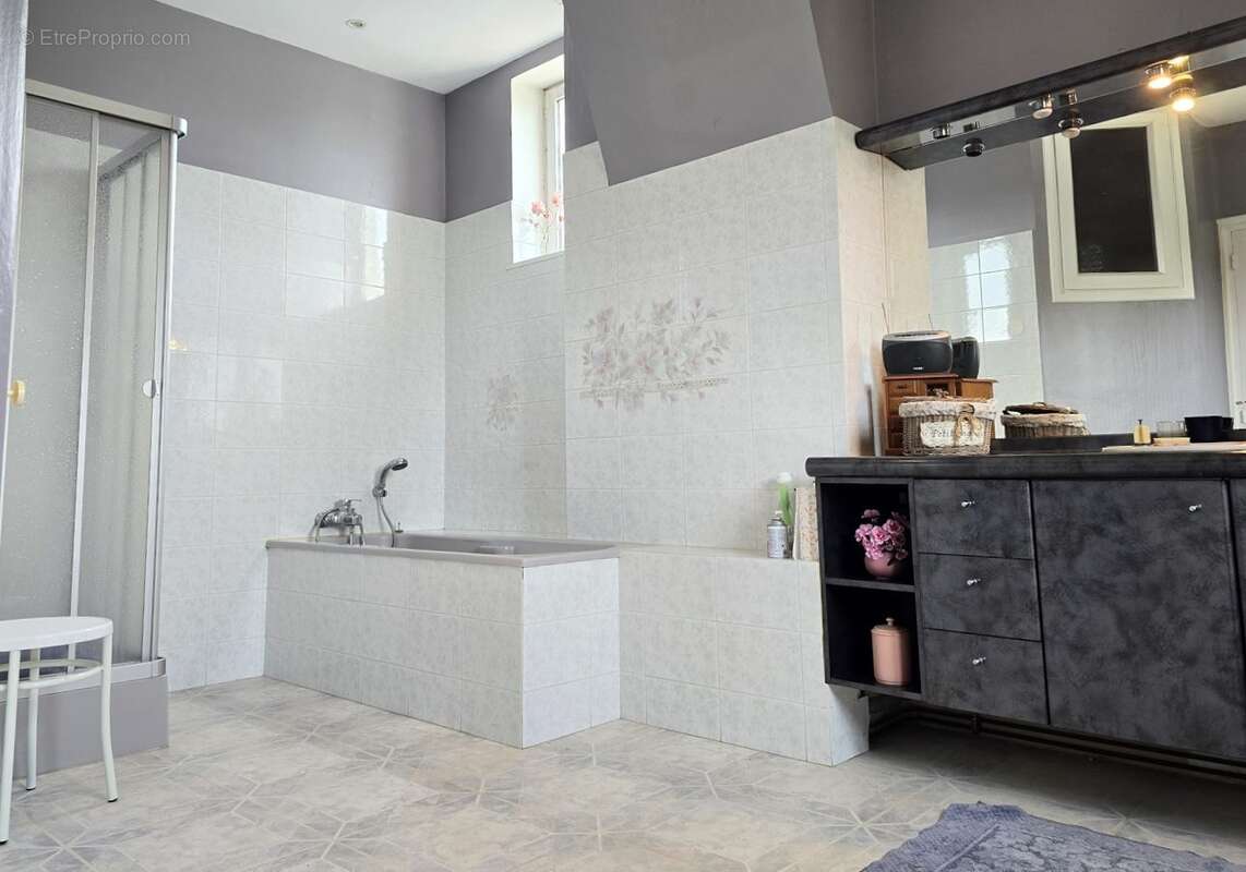 Salle de bains 1 - Maison à FORMERIE