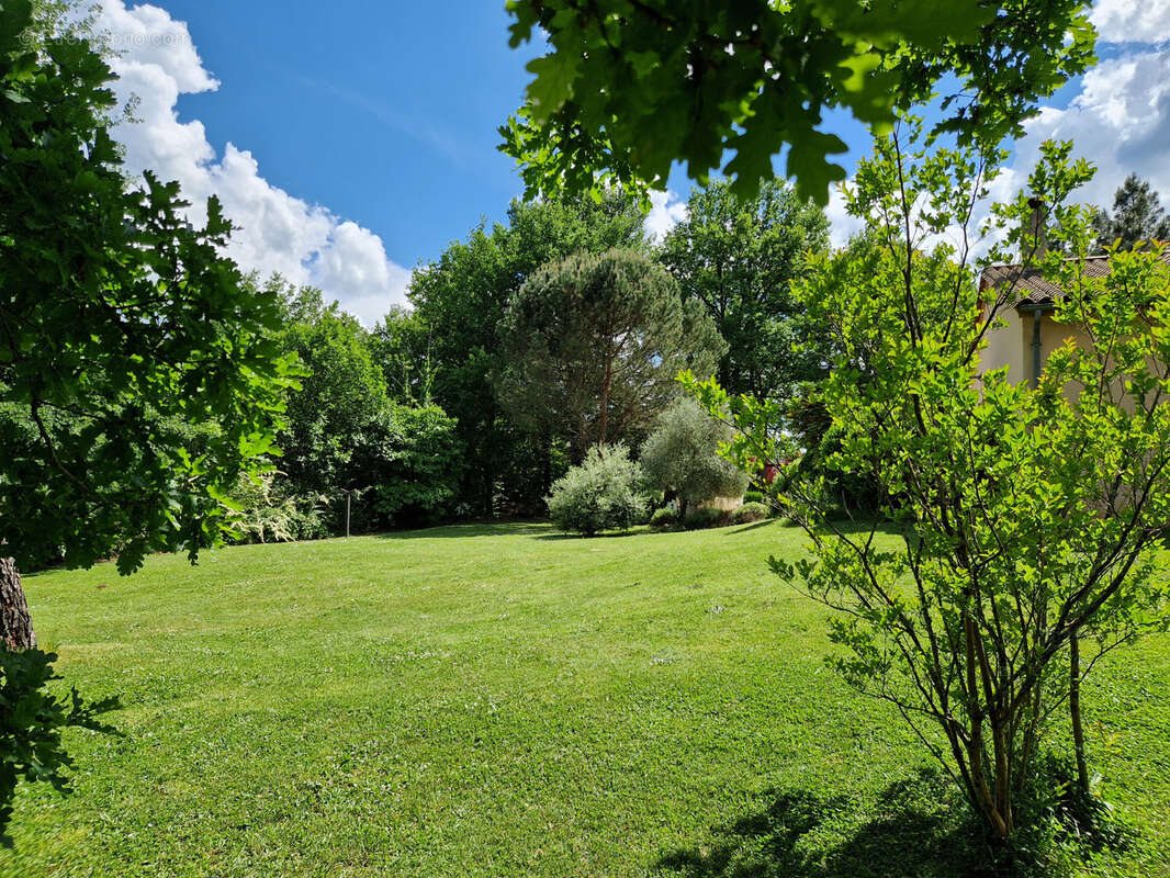 Proche Périgueux MAISON de PLAIN PIED 146 m2 avec 4 chambres / Grand garage / Grand terrain avec PISCINE. - photo 29