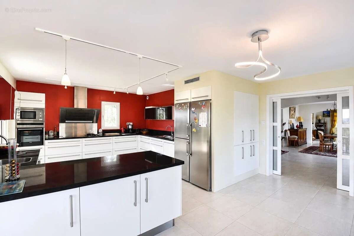 Vue panoramique sur les villages Belle villa de 270 m² avec 5 chambres - photo 8