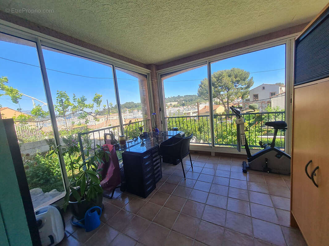 * Vue Mer  imprenable* Maison 5 Pièces avec 3 Chambres * Terrasse et Piscine * Garage * (83430) SAINT MANDRIER SUR MER - photo 10