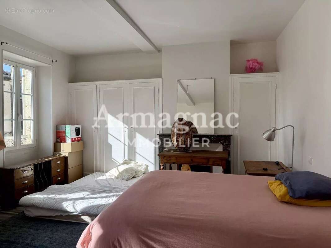 Maison à VIC-FEZENSAC