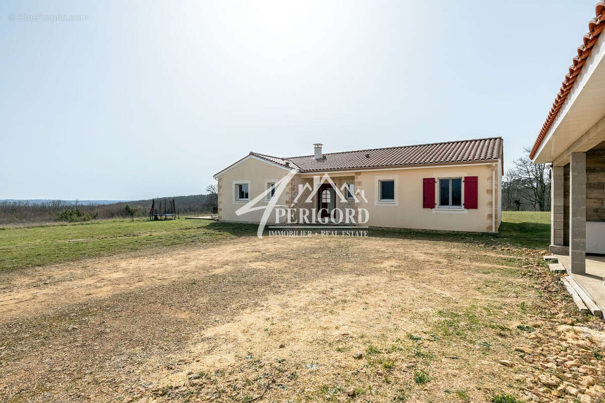 Maison à MAUZAC-ET-GRAND-CASTANG