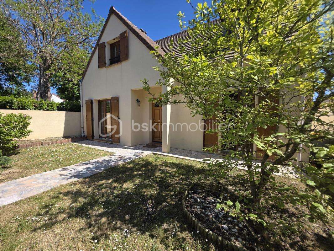 Maison à MONTCOURT-FROMONVILLE