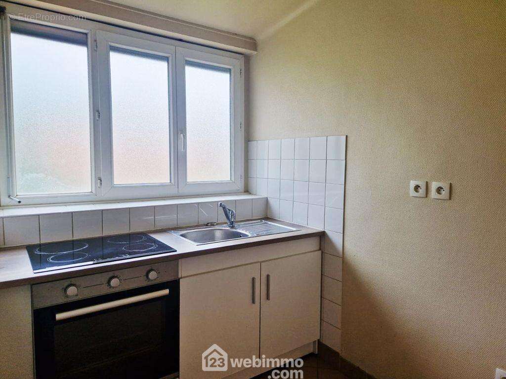Sa cuisine dispose d'un four, d'une plaque de cuisson et d'un évier.